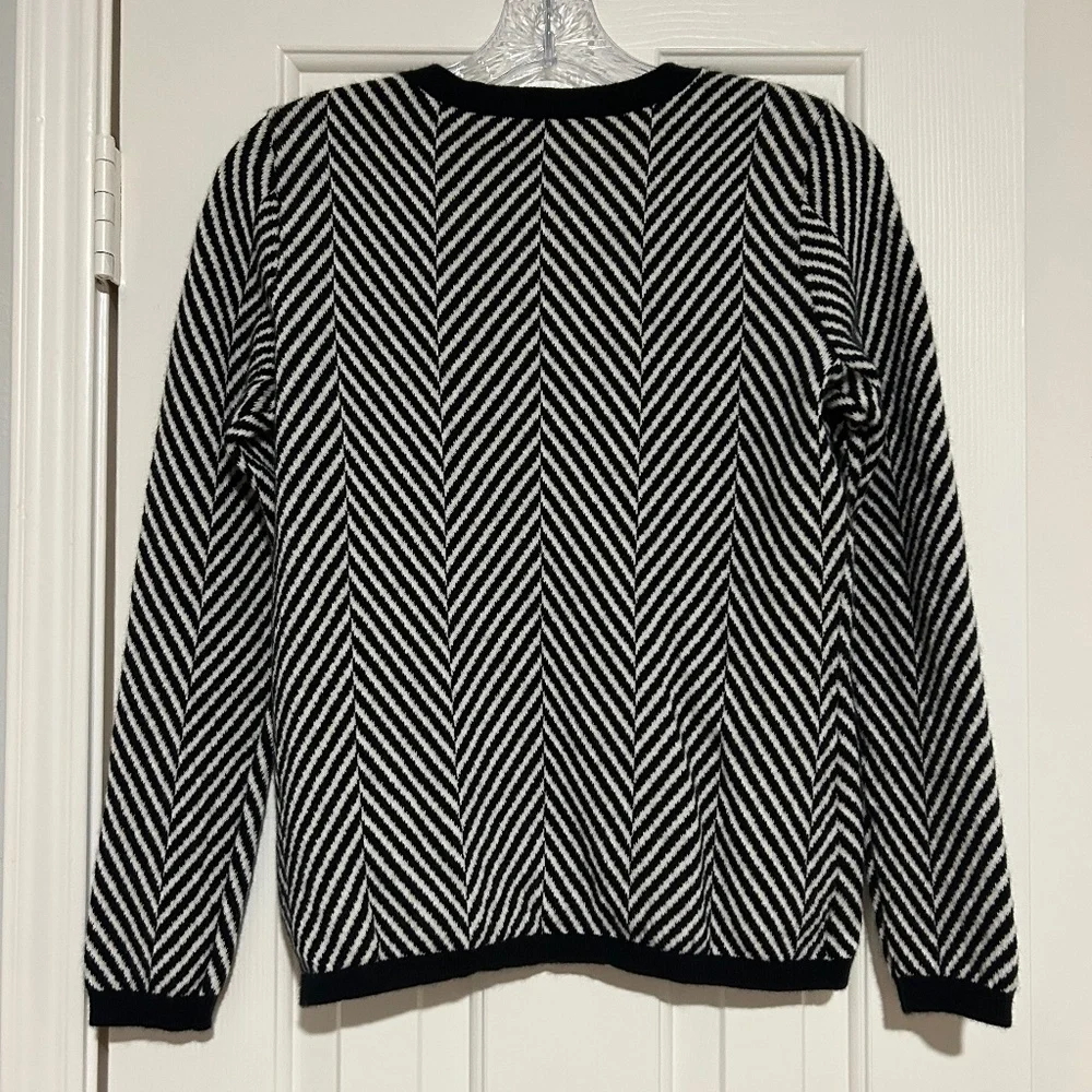 Lands’ End 100% Cashmere Black and White Chevron Sweater Size XSP Preppy! - Picture 5 of 5